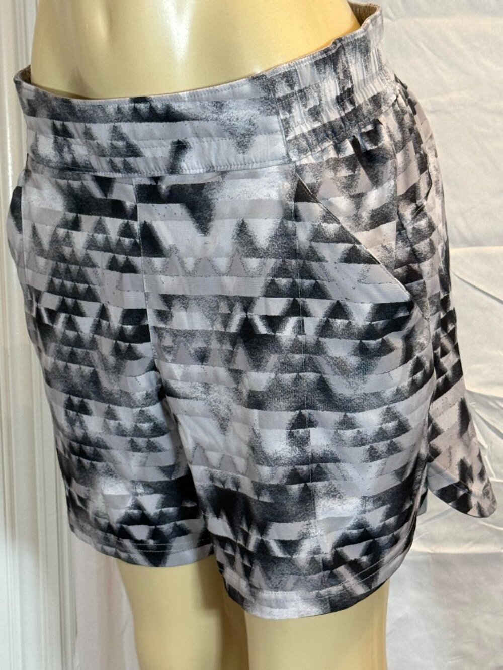 Columbia Grey Geometric Print 2 in 1 Wicking Shorts Women's L. Like new!